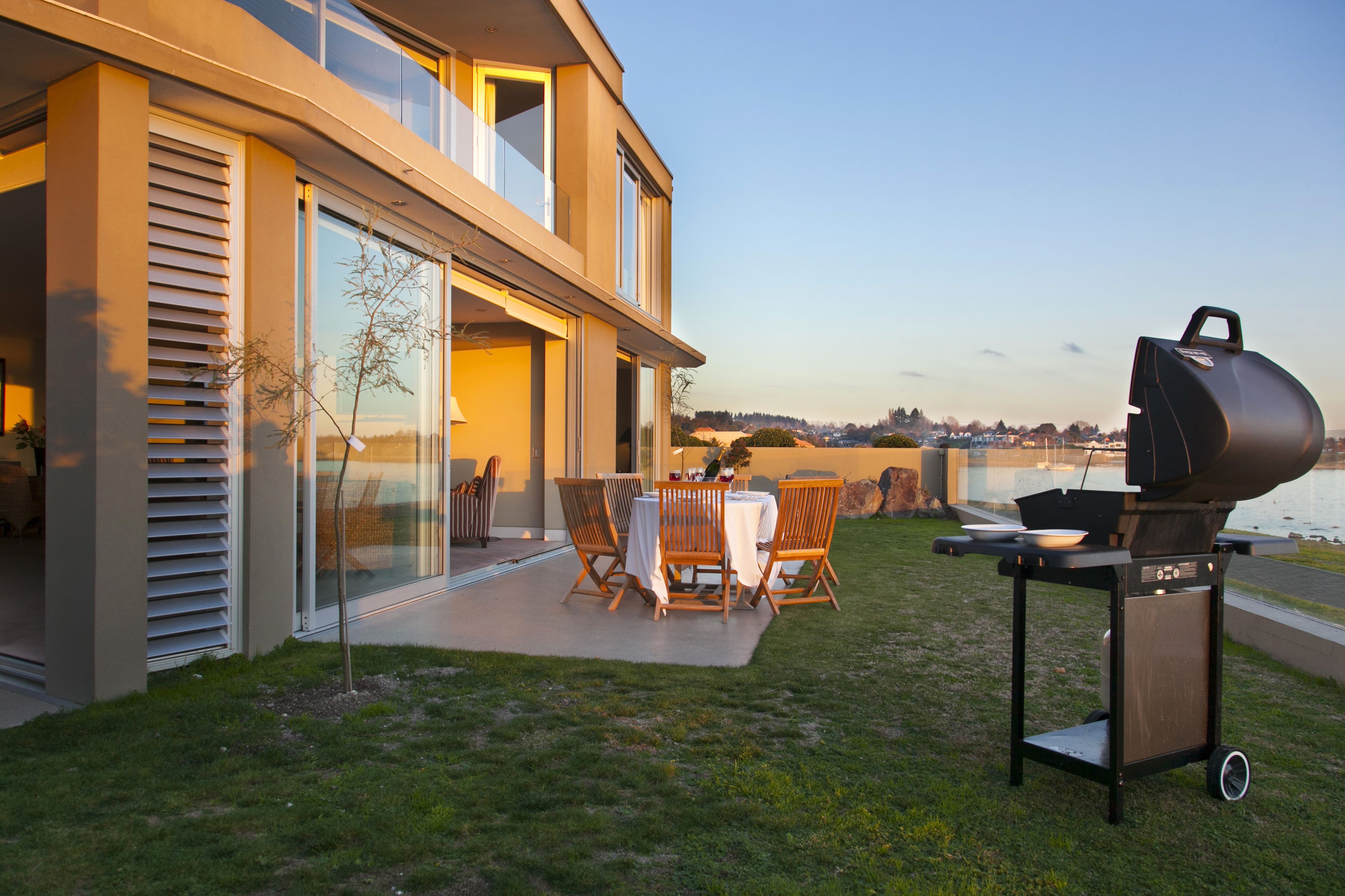 Appartement Luxe, 2 chambres, vue lac, en bord de lac | Terrasse/Patio