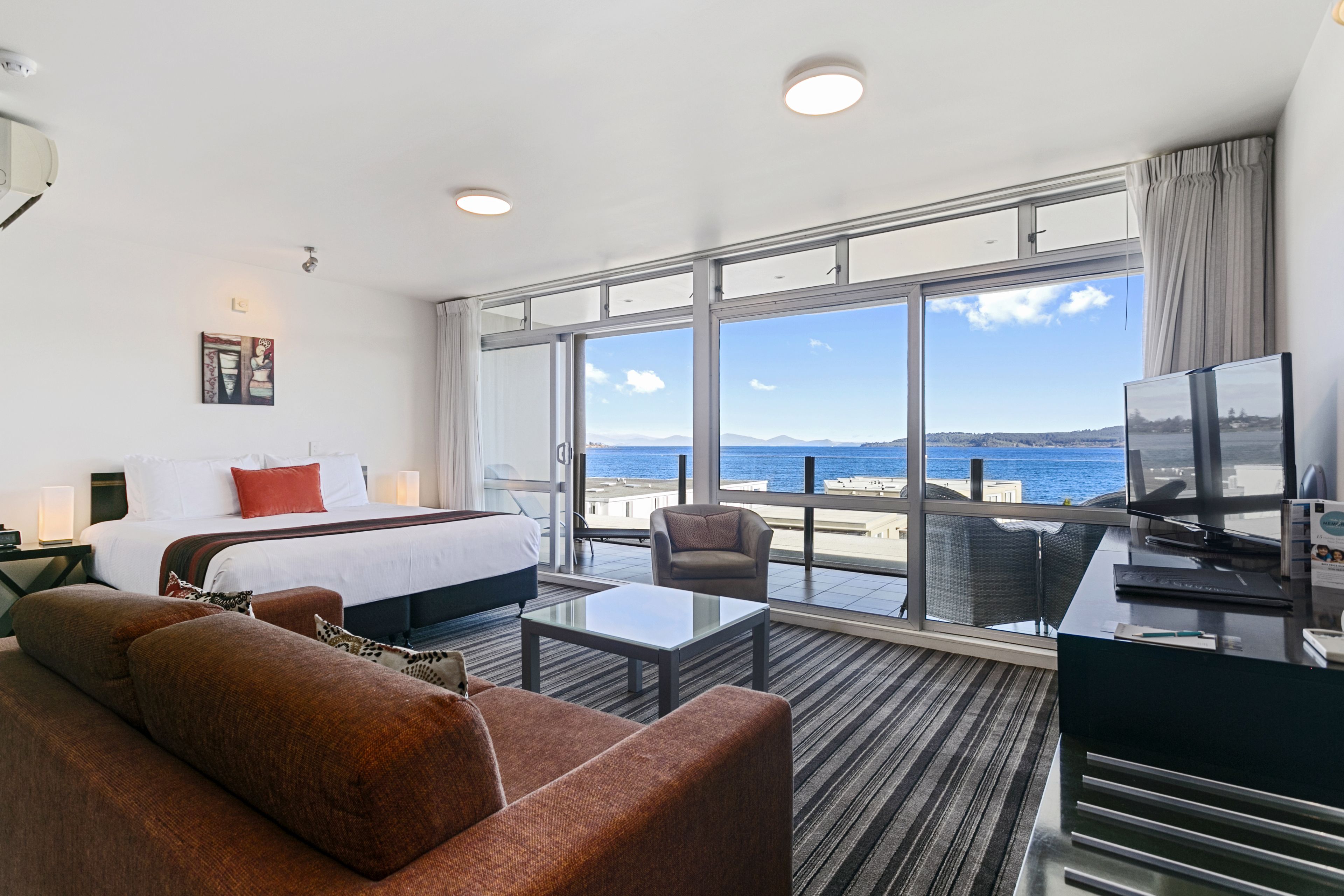 Estúdio superluxo, 1 cama King, vista para o lago | Escrivaninha, espaço de trabalho para notebook