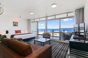 Estudio de lujo, 1 cama de matrimonio grande, vistas al lago | Escritorio y espacio para trabajar con un portátil