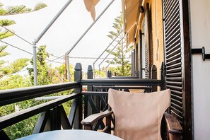 Kamar Triple, balkon | Minibar, brankas, meja kerja, dan ruang kerja ramah laptop