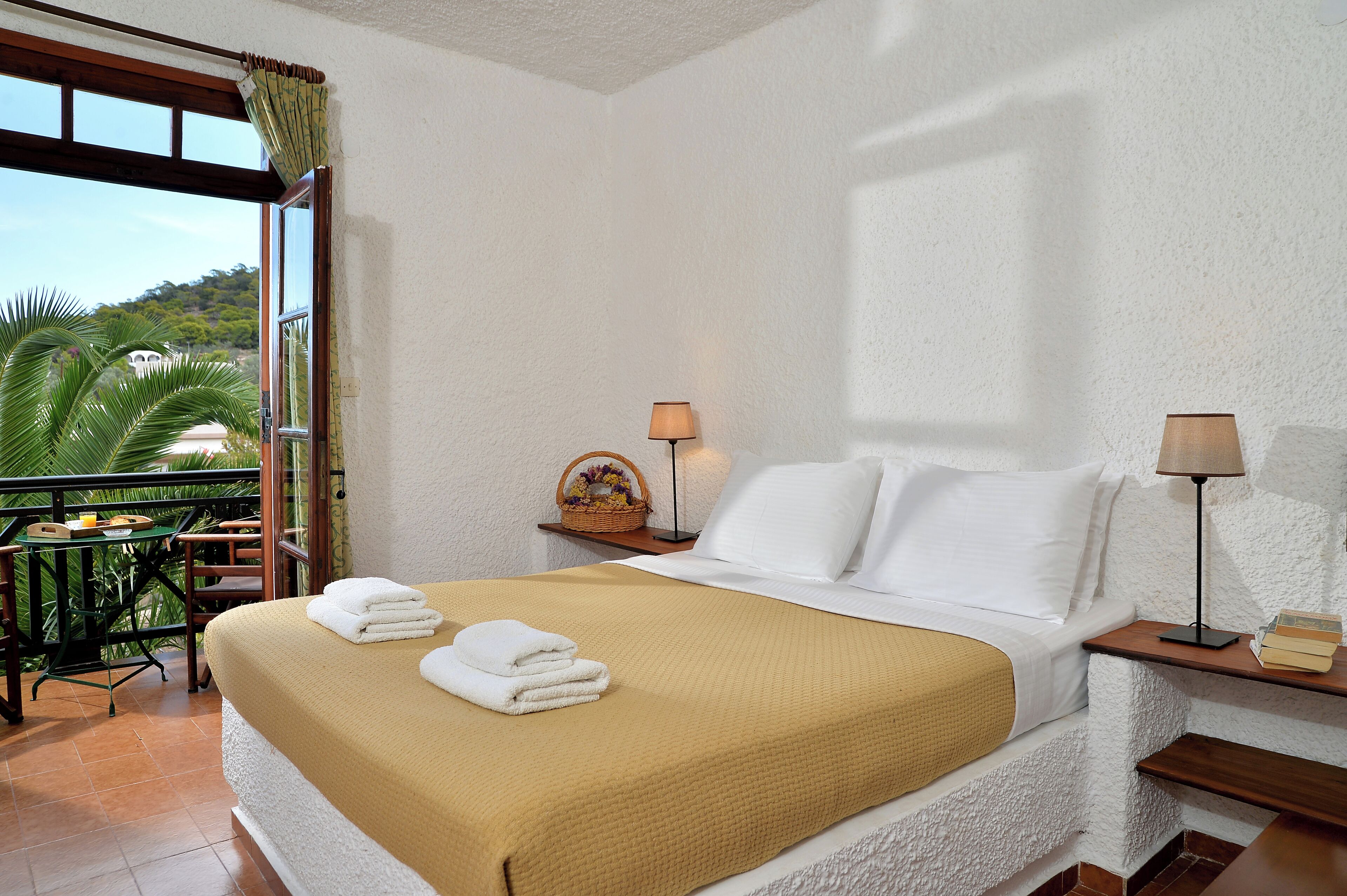 基础双人房, 阳台 | 迷你吧、客房内保险箱、办公桌、笔记本电脑工作区