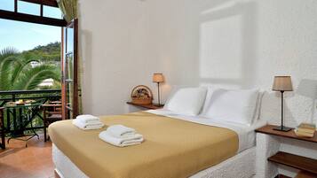 基础双人房, 阳台 | 迷你吧、客房内保险箱、办公桌、笔记本电脑工作区