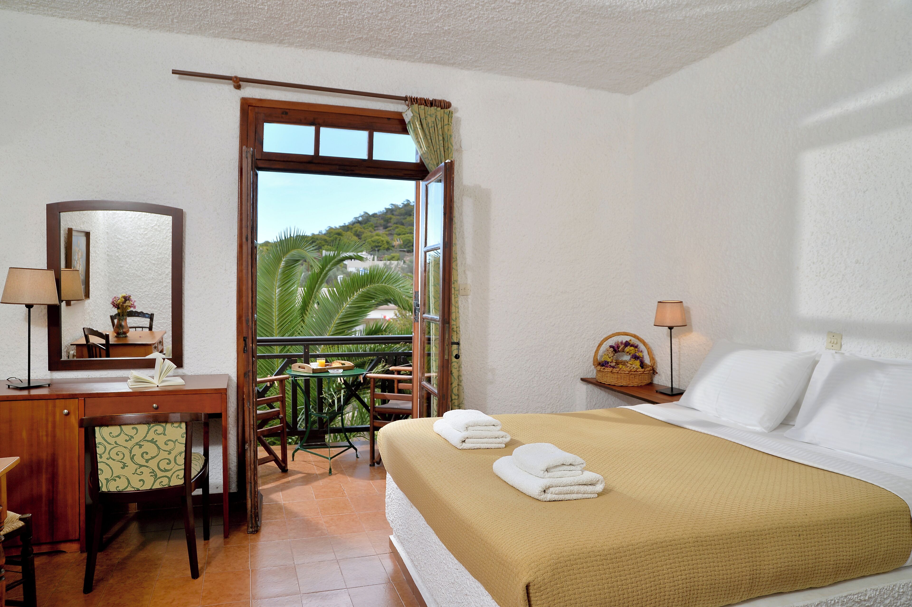 Quarto casal básico, sacada | Frigobar, cofres nos quartos, escrivaninha