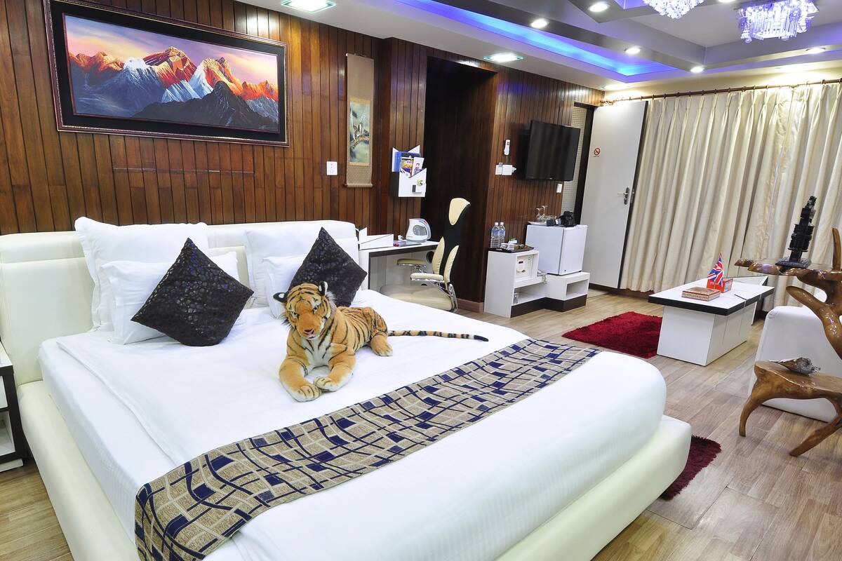 Penthouse Suite | Minibar, in-room safe, individually decorated, individually furnished
