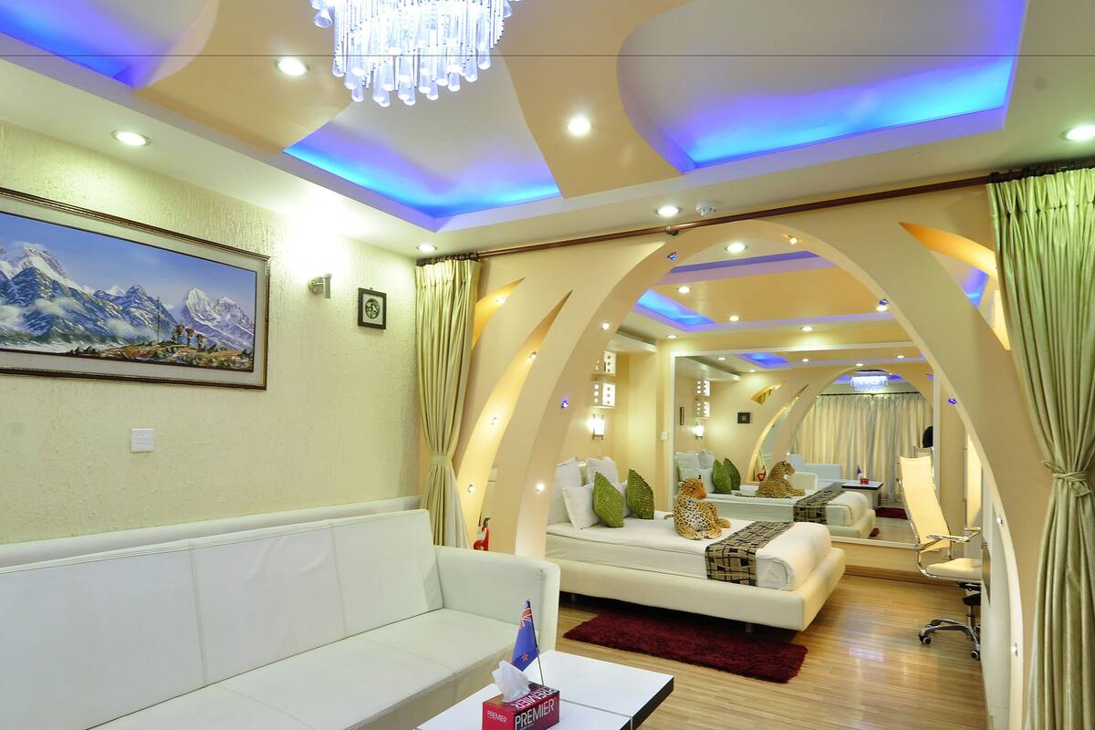 Executive King Room | Minibar, in-room safe, individually decorated, individually furnished