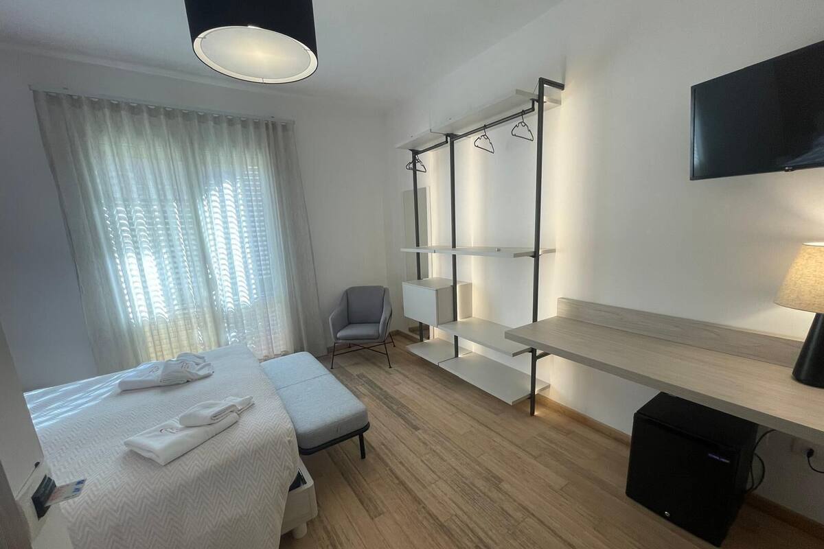 Habitación superior | Ropa de cama de alta calidad, edredón, minibar y escritorio