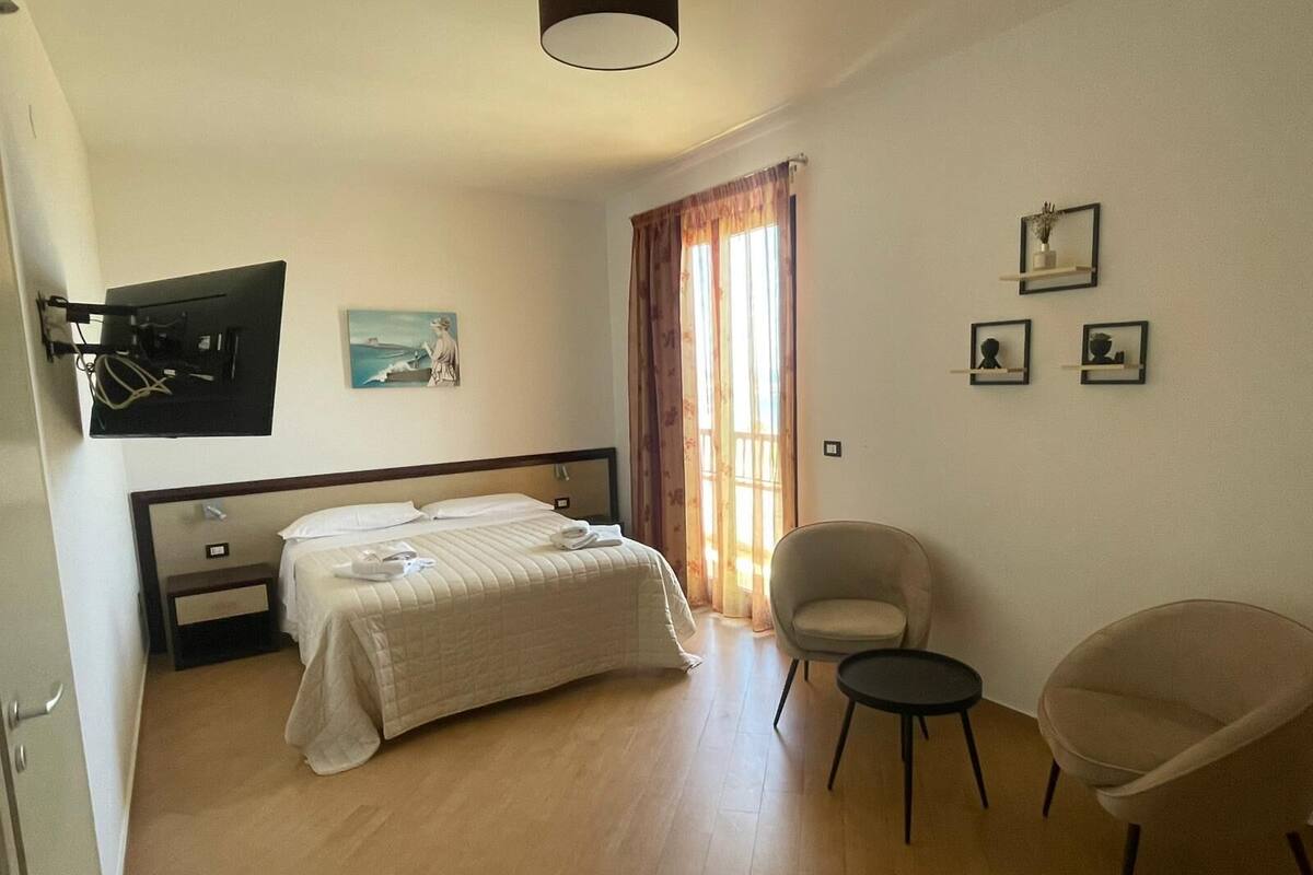 Premium Room | Premium bedding, down duvets, minibar, desk