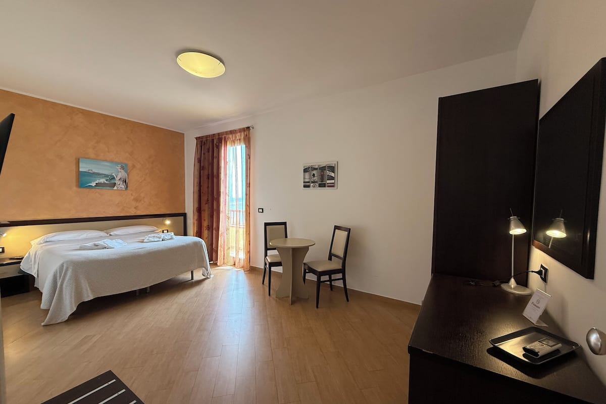 Habitación exclusiva | Ropa de cama de alta calidad, edredón, minibar y escritorio