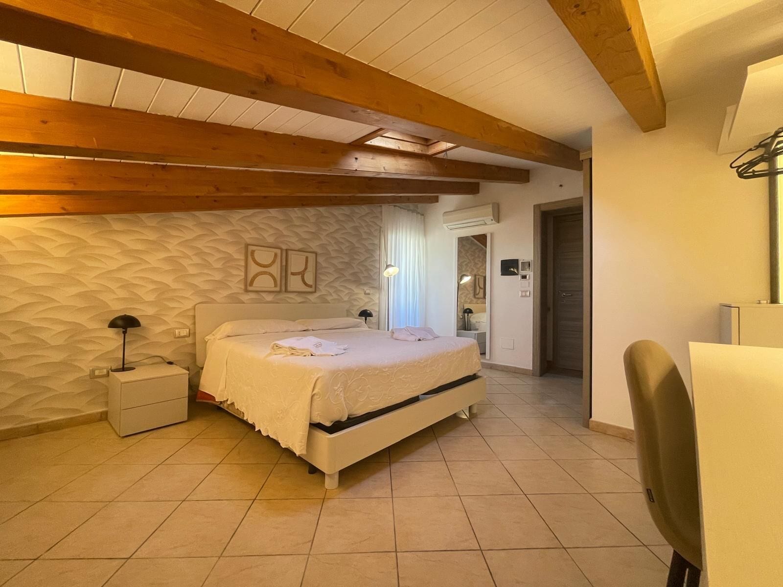 Premium bedding, down duvets, minibar, desk