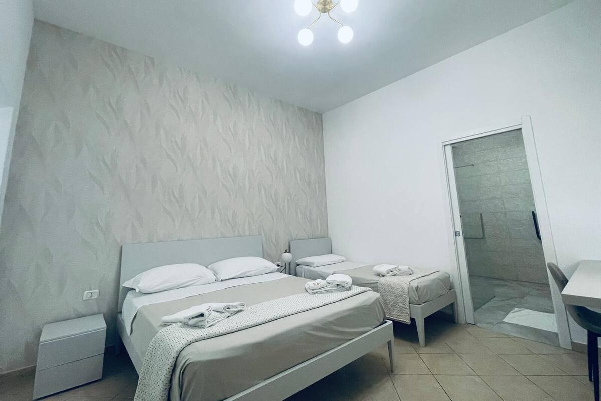 Habitación triple estándar, regadera para personas con discapacidad | Ropa de cama de alta calidad, edredón, minibar y escritorio
