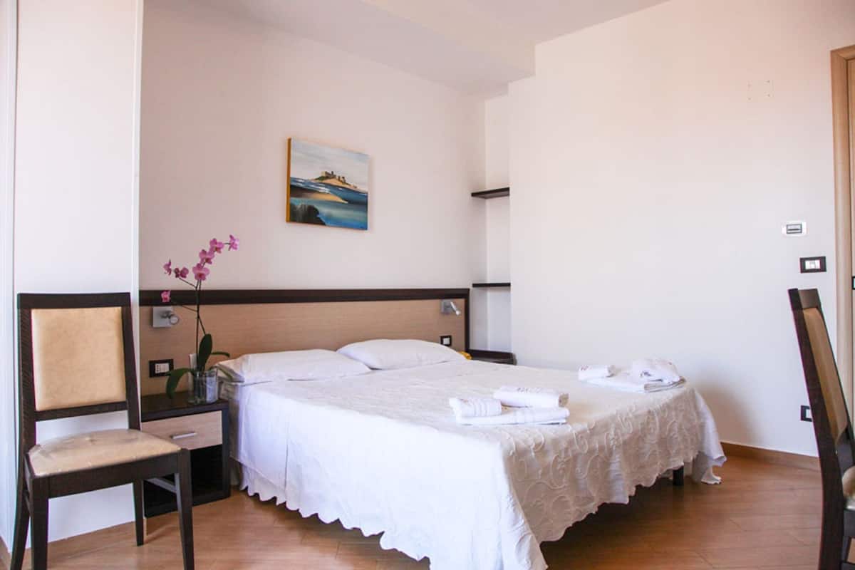 Habitación doble superior | Ropa de cama de alta calidad, edredón, minibar y escritorio