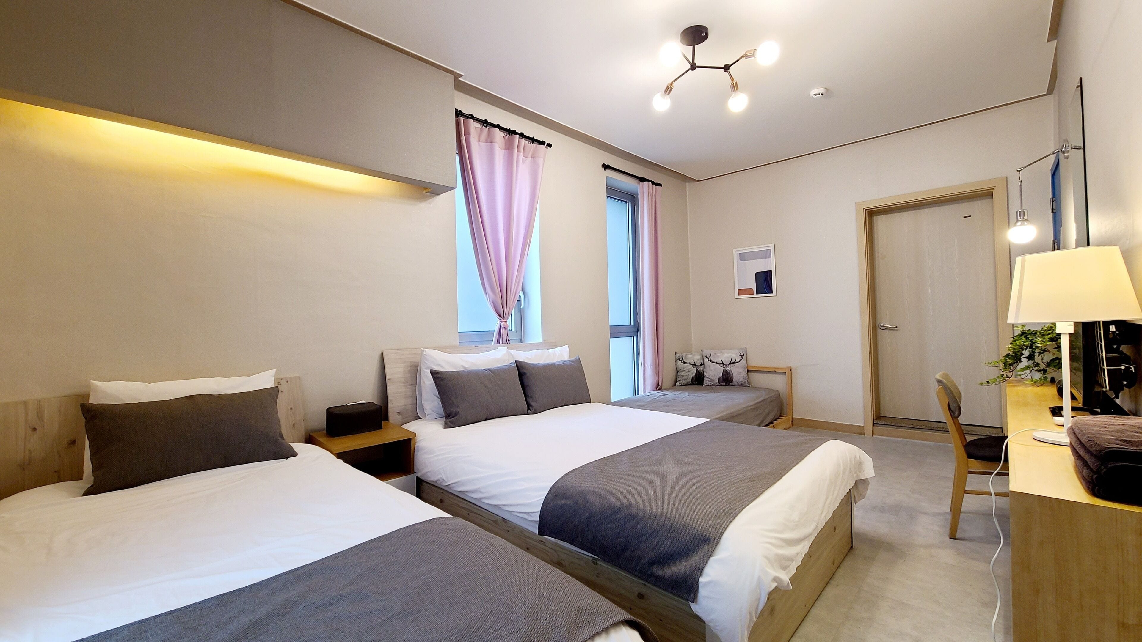 deluxe triple room | 1 bedroom, desk, free wifi