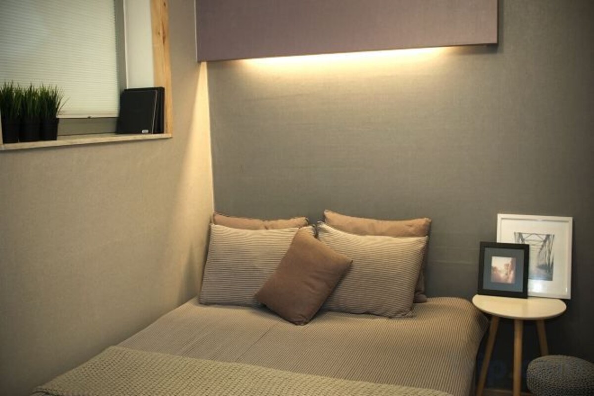 Desk, WiFi (free)