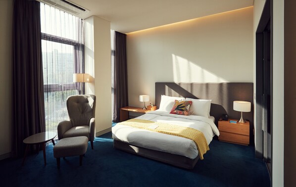 West Double Lacasa (Assign random rooms with different room structures, same room size)