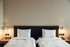 East Twin Lacasa | Premium bedding, in-room safe, desk, free WiFi