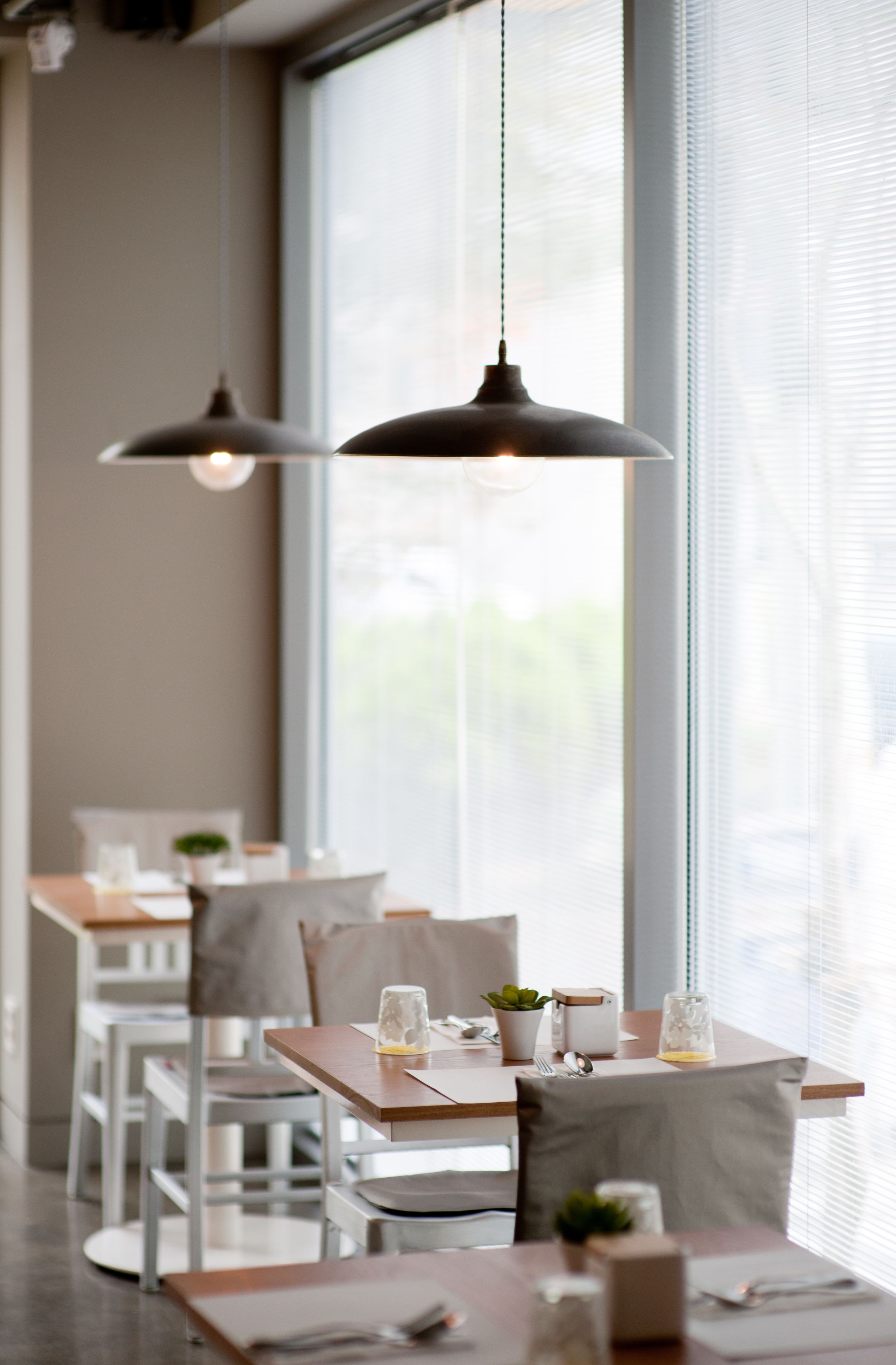 Serveert ontbijt, lunch en diner