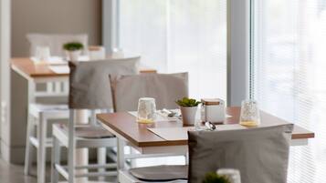 บริการอาหารเช้า อาหารกลางวัน และอาหารเย็น