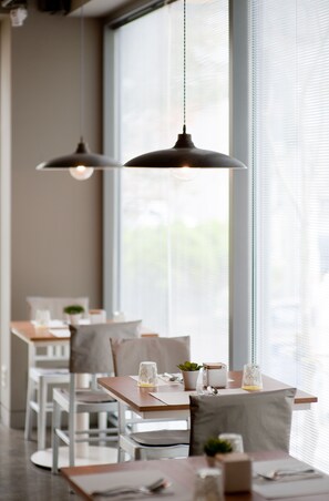 Petit déjeuner, déjeuner et dîner servis sur place