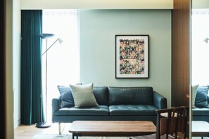 Standaard kamer | Woonruimte | Een 48-inch lcd-televisie met digitale zenders en televisie