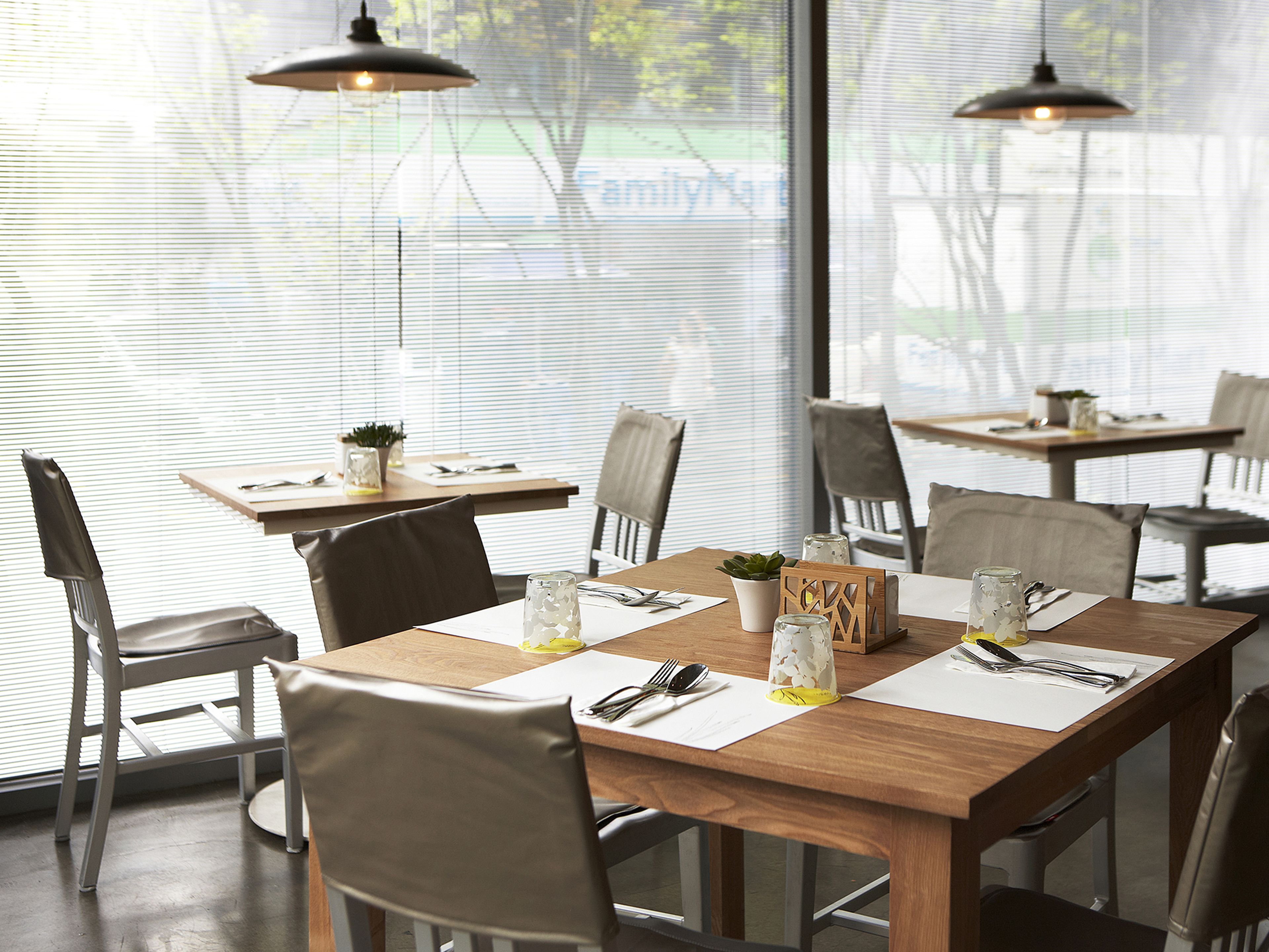 breakfast, lunch and dinner served