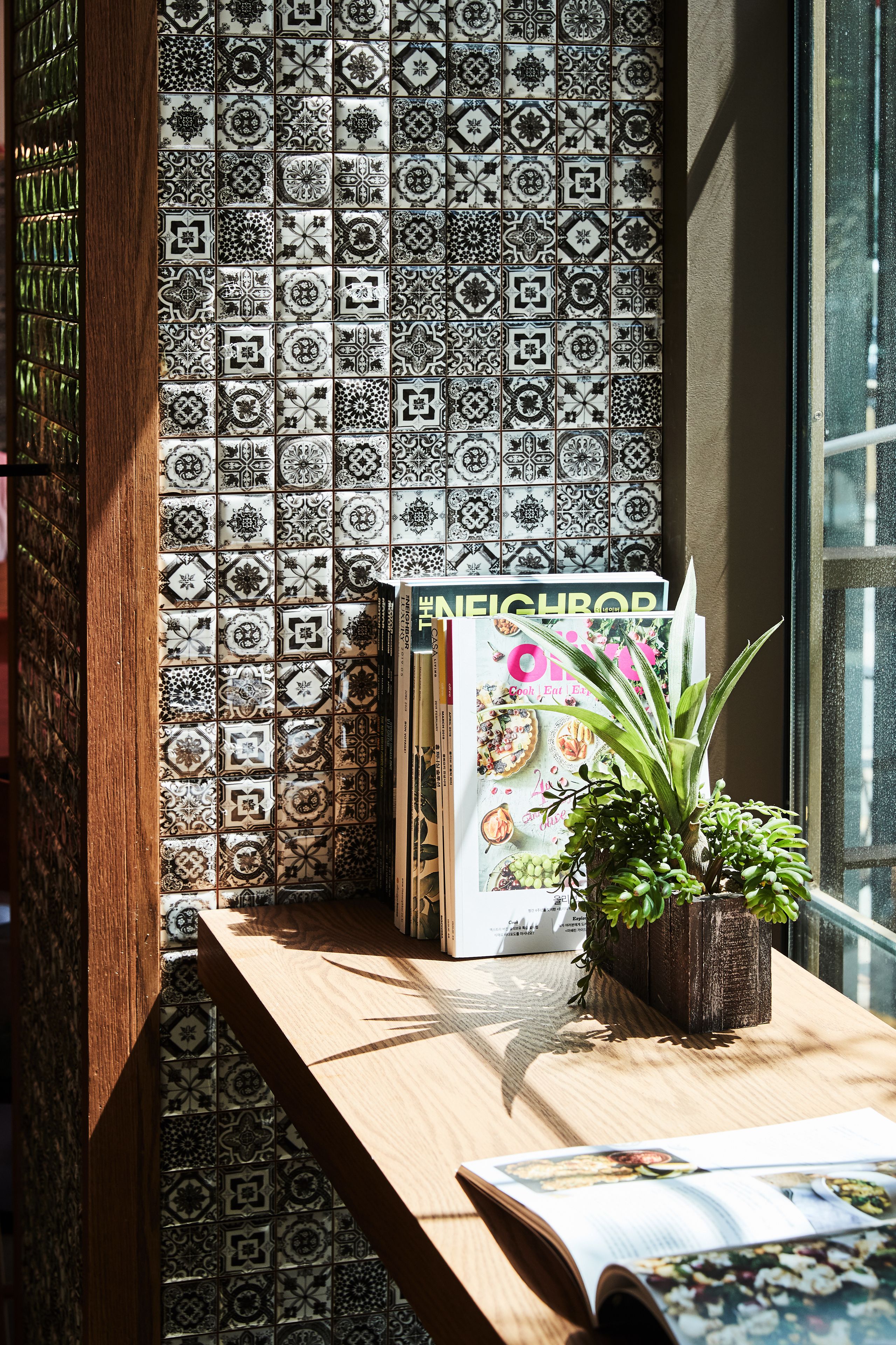 breakfast, lunch and dinner served