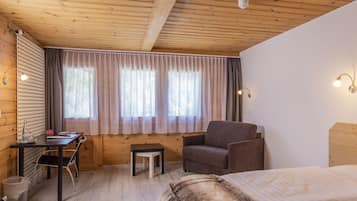 VÀrdeförvaringsskÄp pÄ rummet, skrivbord och gratis wi-fi