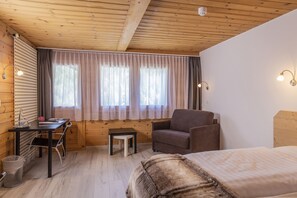 In-room safe, desk, free WiFi - Hôtel Alpina (Anniviers)
