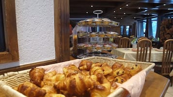 Free buffet breakfast