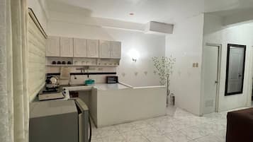 Suite - 2 soveværelser | Privat tekøkken | Køleskab/fryser i fuld størrelse, kogeplade, elkedel