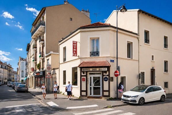 A hotel named 'HOTEL DES BAINS' with a sign indicating a 30 km/h speed limit.