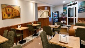 Daily continental breakfast for a fee - Hôtel des Bains (Maisons-Alfort)