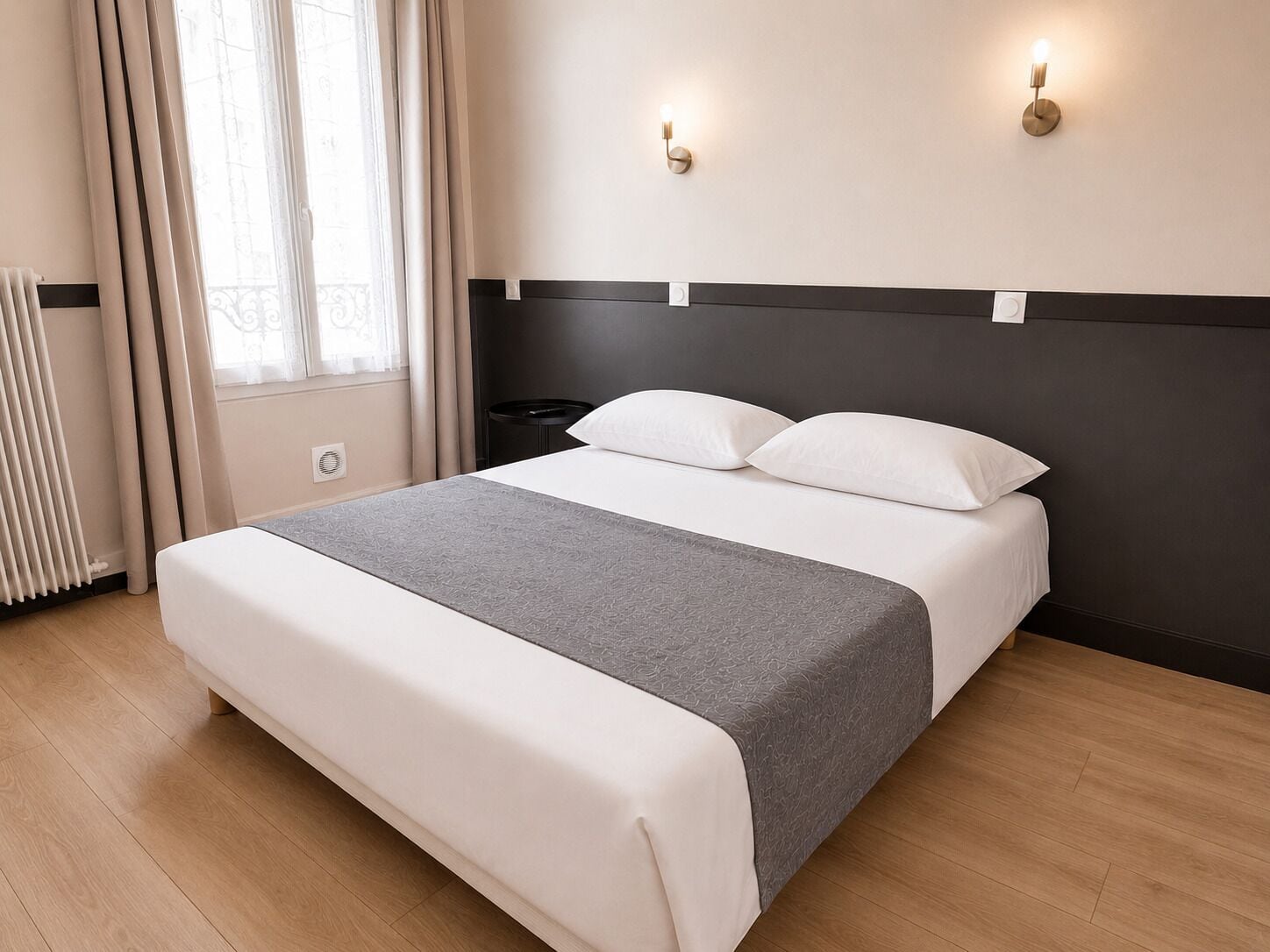 Eenvoudige kamer | Een bureau, een strijkplank/strijkijzer, gratis wifi, beddengoed