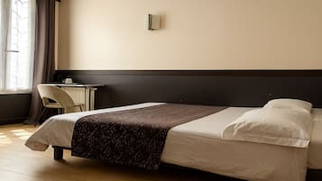Economy Double Room | 1 bilik tidur, meja, seterika/papan seterika, Wi-fi percuma