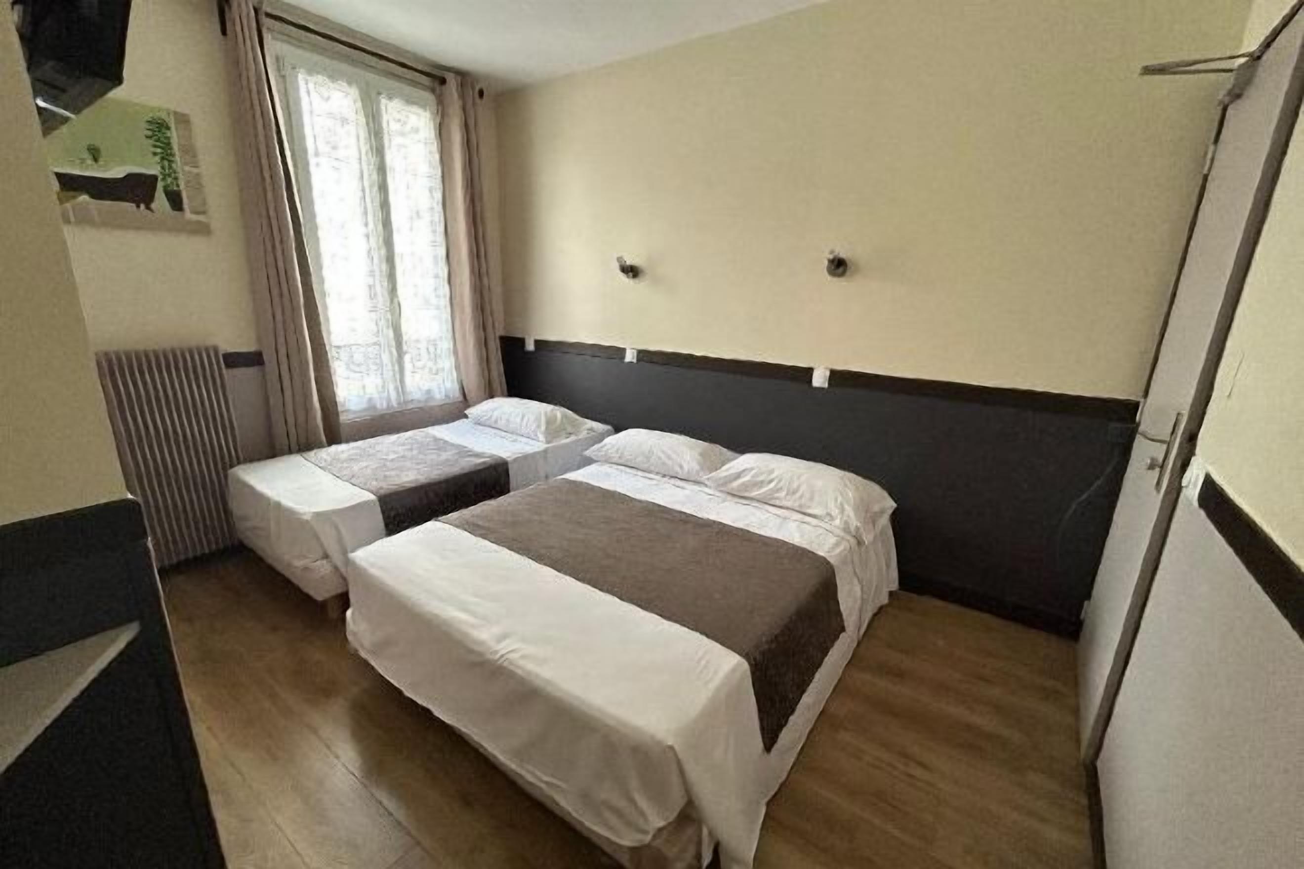 Escritorio, tabla de planchar con plancha, wifi gratis y ropa de cama 