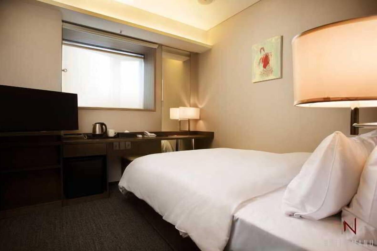 Premium bedding, down comforters, in-room safe, desk
