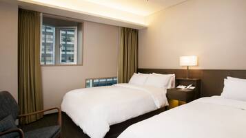 Family Twin Room | Premium bedding, down duvets, in-room safe, desk