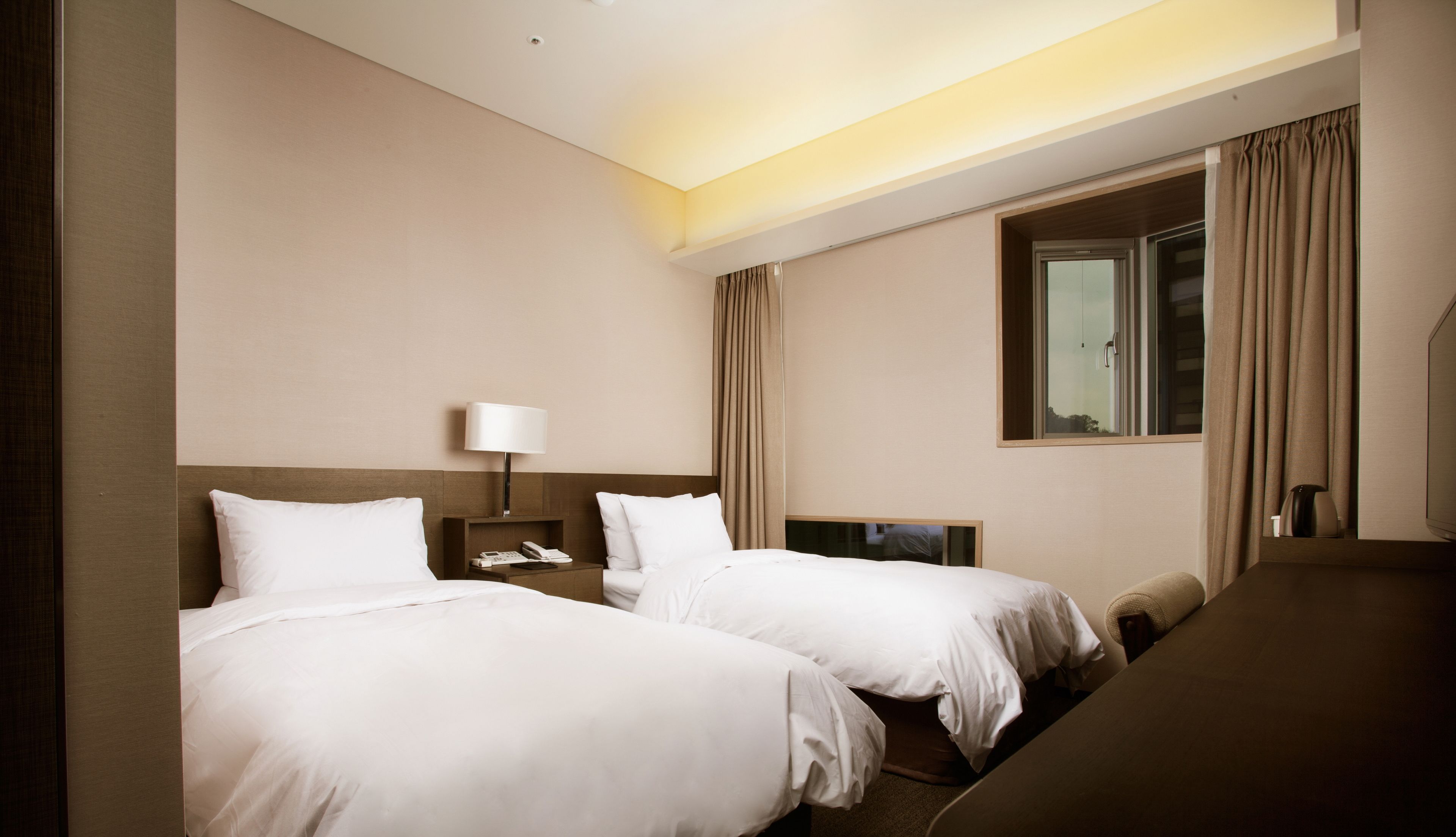 premium bedding, down duvets, in-room safe, desk