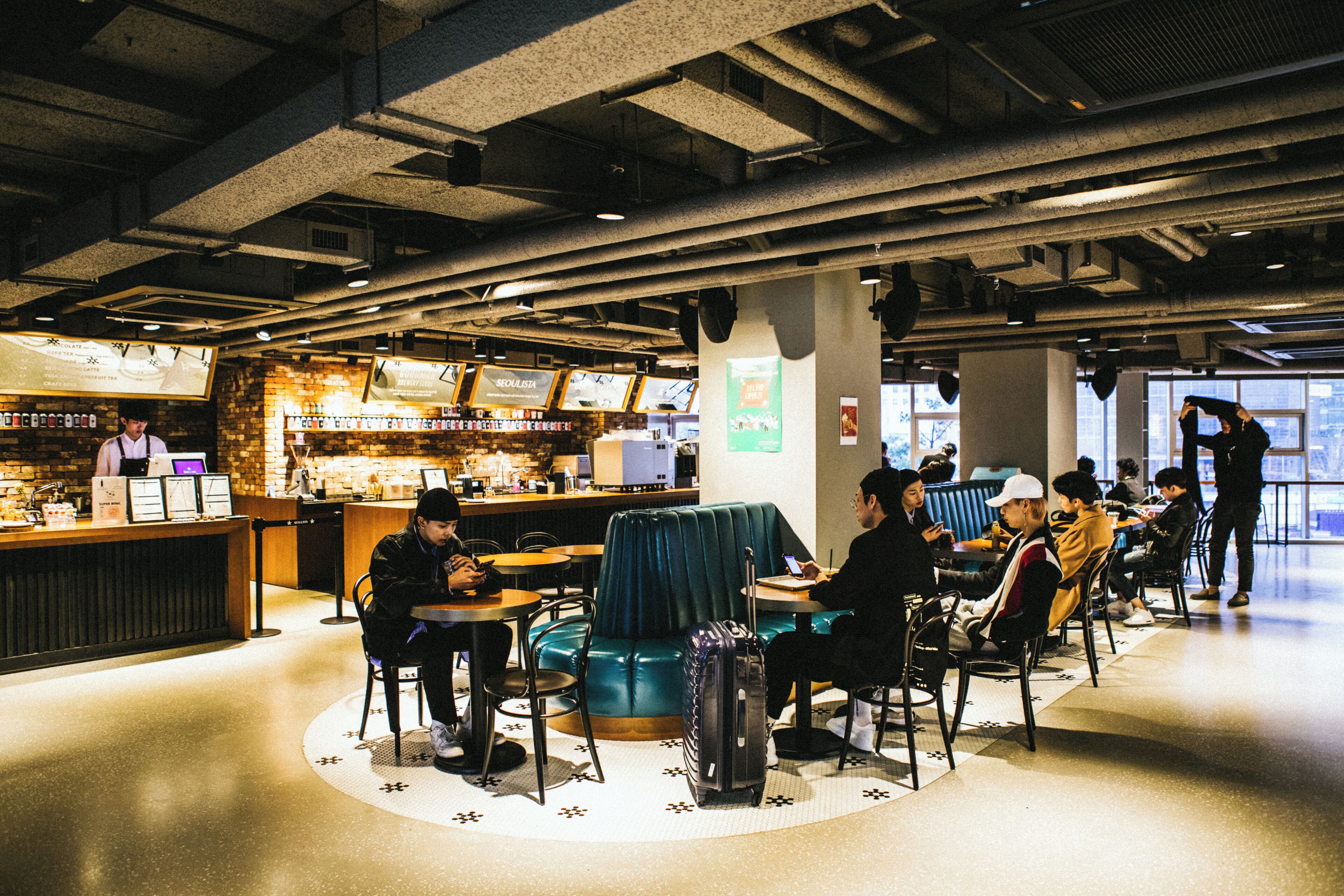 供應午餐和晚餐，國際料理