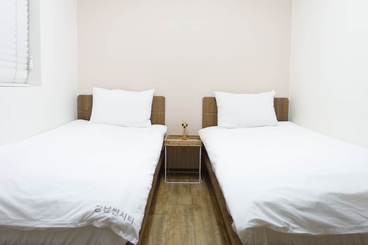 Kamar Twin | Tirai kedap cahaya, Wi-Fi gratis, dan seprai linen