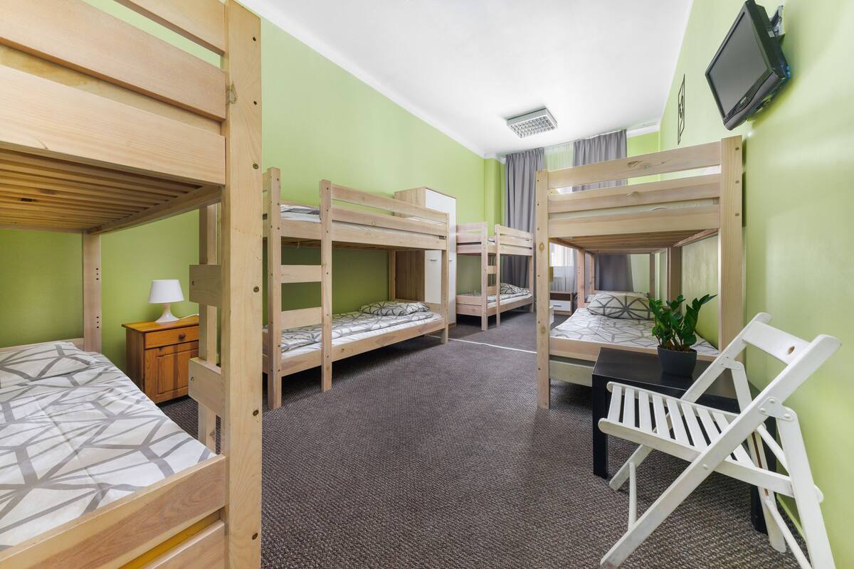 Shared Dormitory | Peti besi dalam bilik, Wi-fi percuma, cadar katil 