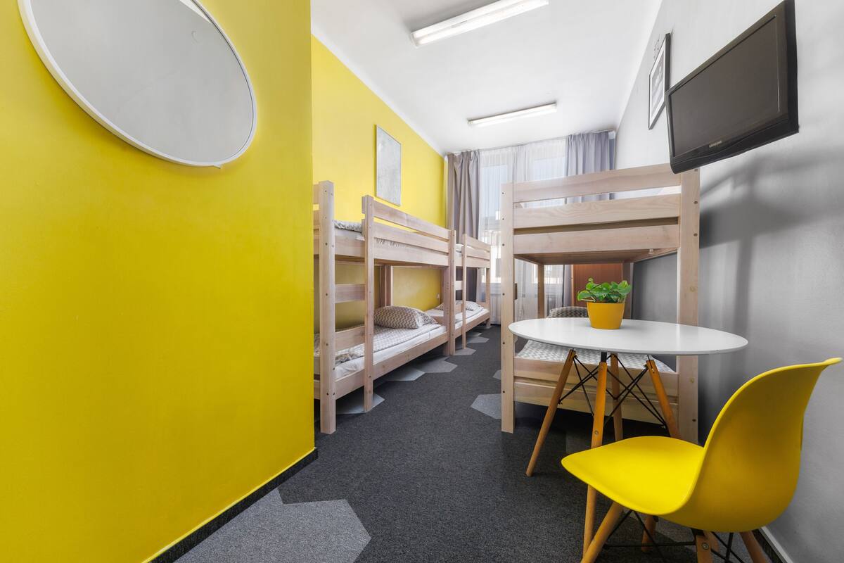 Shared Dormitory (6-bed) | Peti besi dalam bilik, Wi-fi percuma, cadar katil 