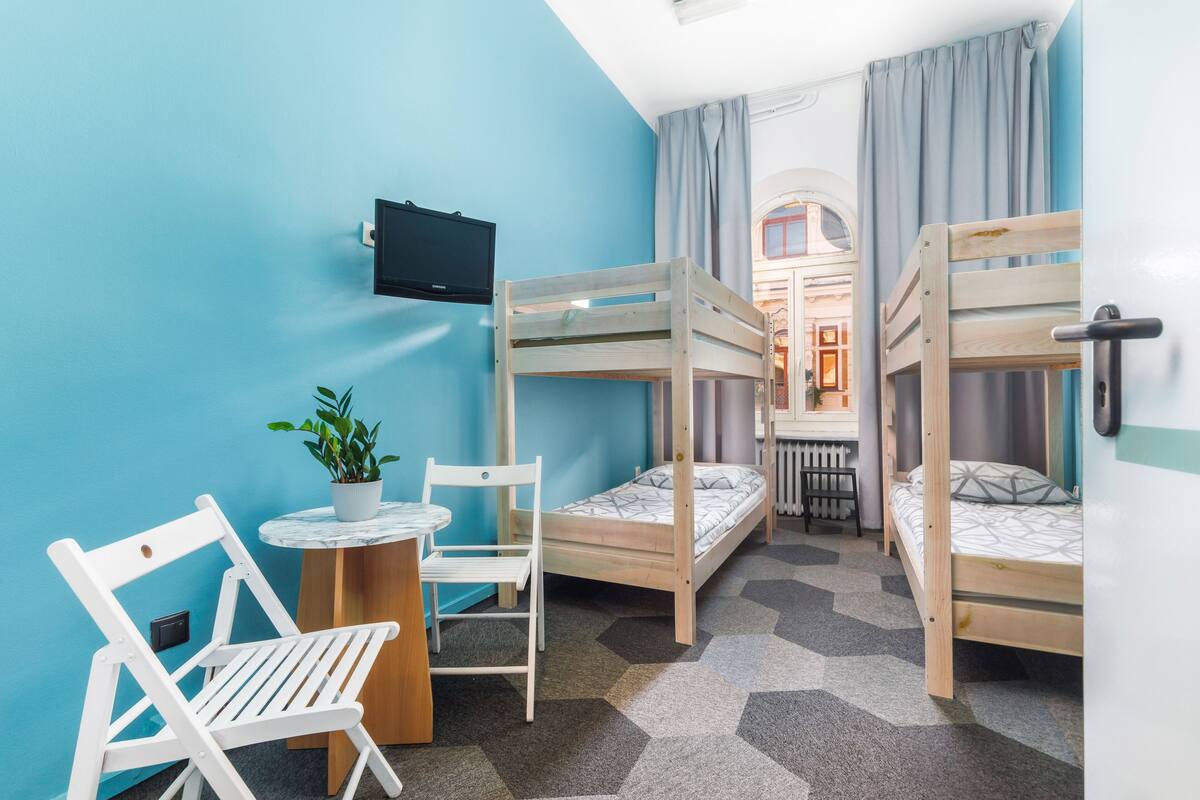 Shared Dormitory (4-bed) | Peti besi dalam bilik, Wi-fi percuma, cadar katil 