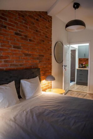 Deluxe Double Room | In-room safe, free WiFi, bed sheets - Moon Hostel Warszawa (Warsaw)