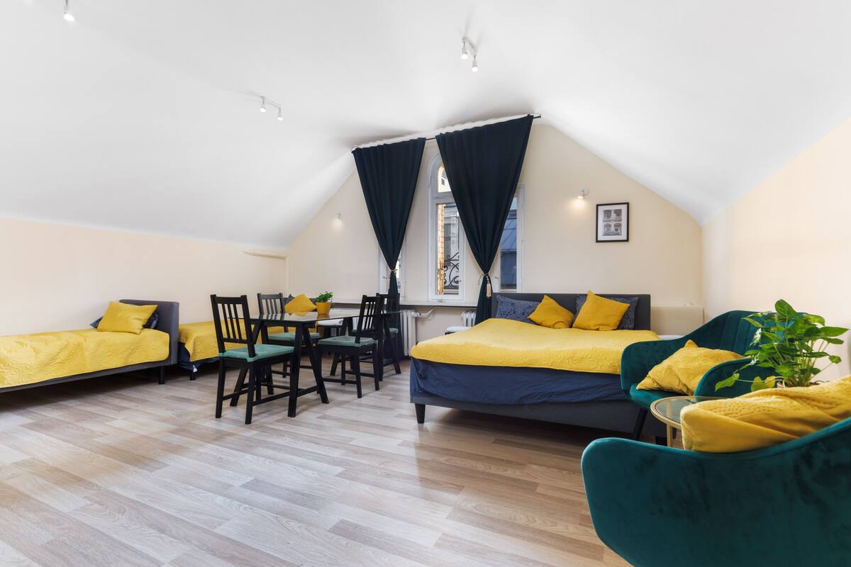 Deluxe Quadruple Room | Peti besi dalam bilik, Wi-fi percuma, cadar katil 