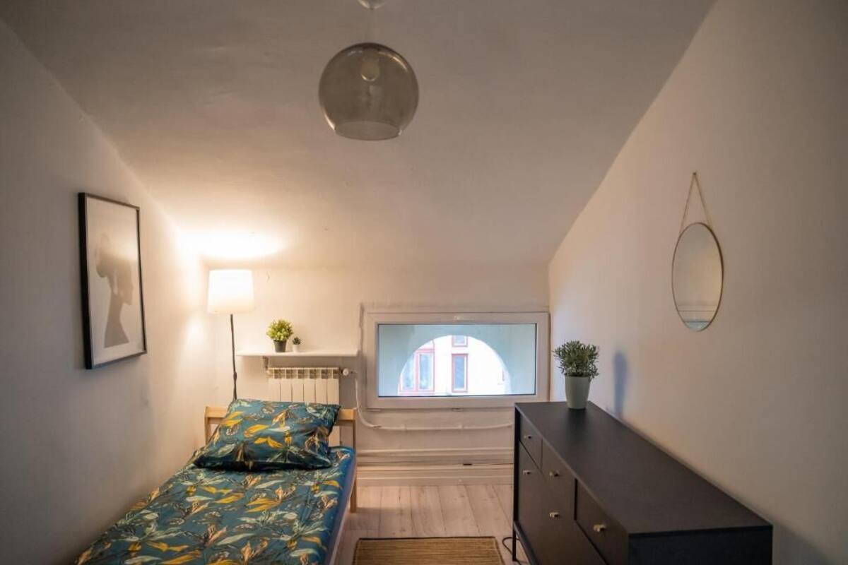 Single Room, Shared Bathroom | Peti besi dalam bilik, Wi-fi percuma, cadar katil 