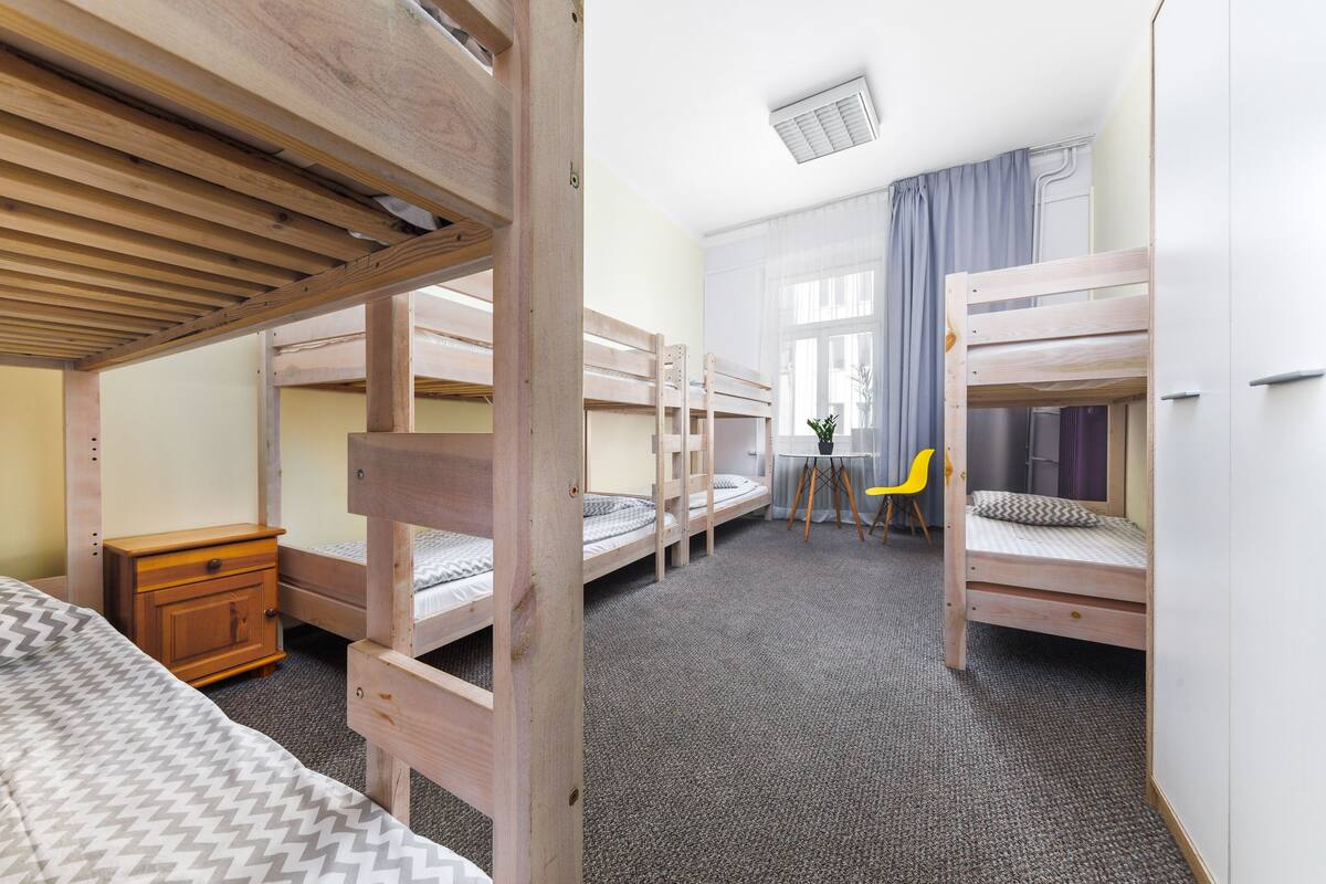 Shared Dormitory (8-bed) | Peti besi dalam bilik, Wi-fi percuma, cadar katil 