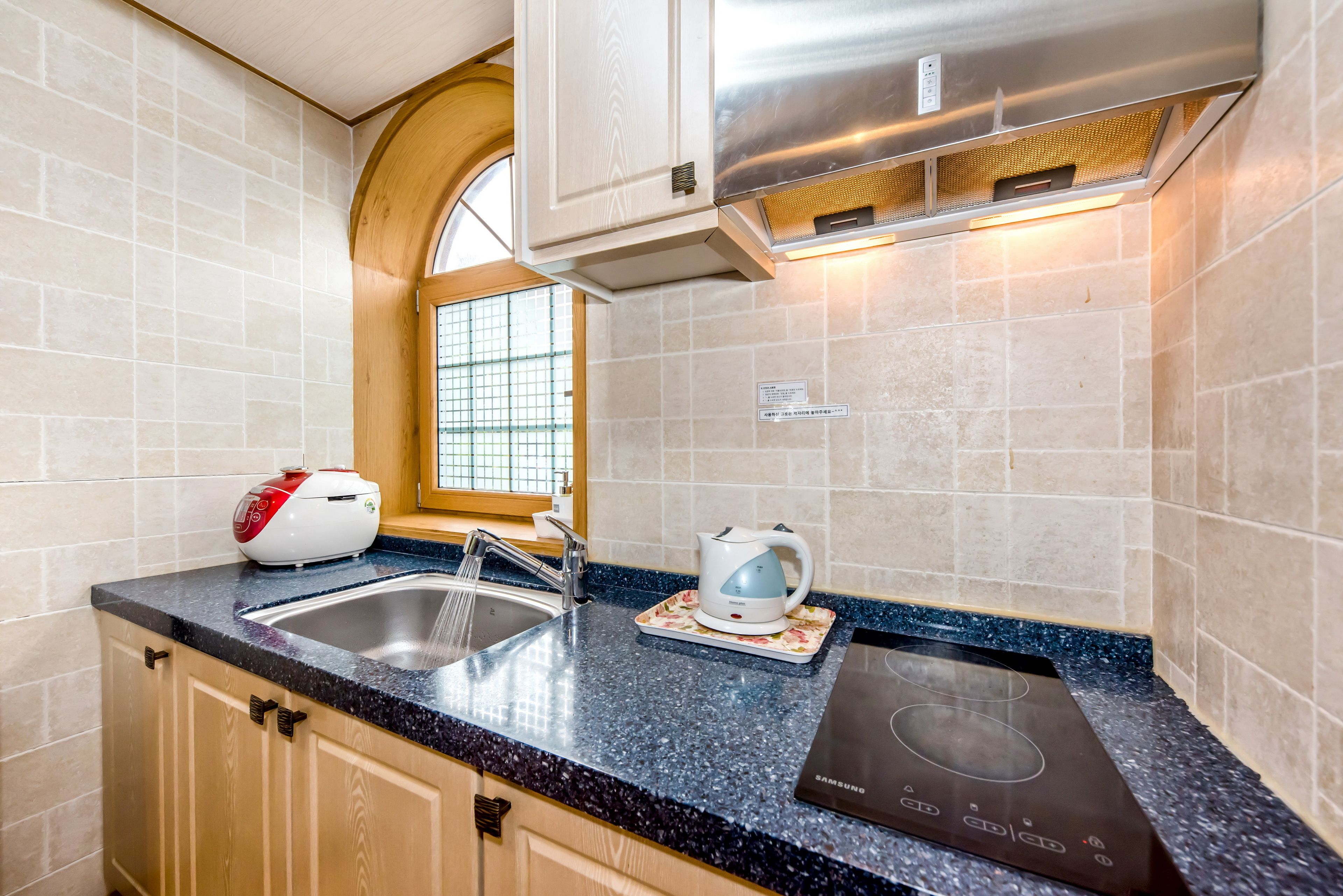 camelville suite | private kitchen | full-sized fridge, microwave, stovetop, electric kettle