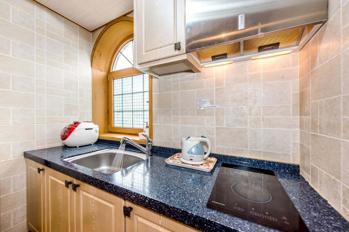 camelville suite | private kitchen | full-sized fridge, microwave, stovetop, electric kettle