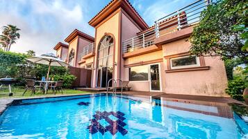 1 bedroom, blackout curtains, soundproofing, free WiFi