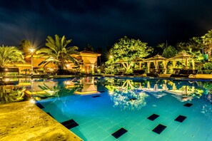 Outdoor pool, open 9:00 AM to 9:00 PM, pool umbrellas, pool loungers - PalmValley Pool Villa Resort (Seogwipo)